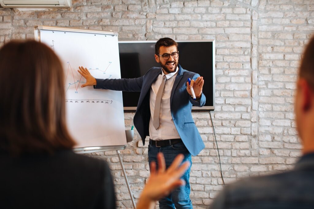 business man making a presentation at office Coaching Business Maroc