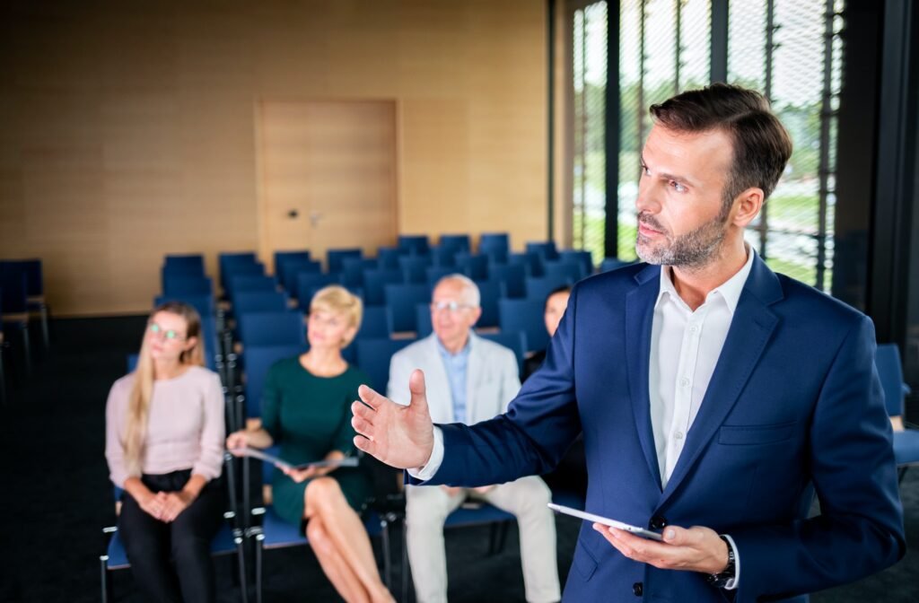businessman coach in the auditorium Coaching Business Maroc