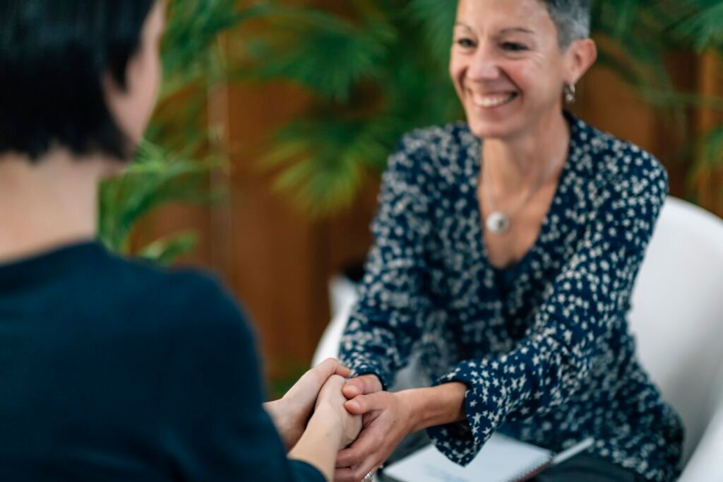 life coach working with a female client Coaching Business Maroc