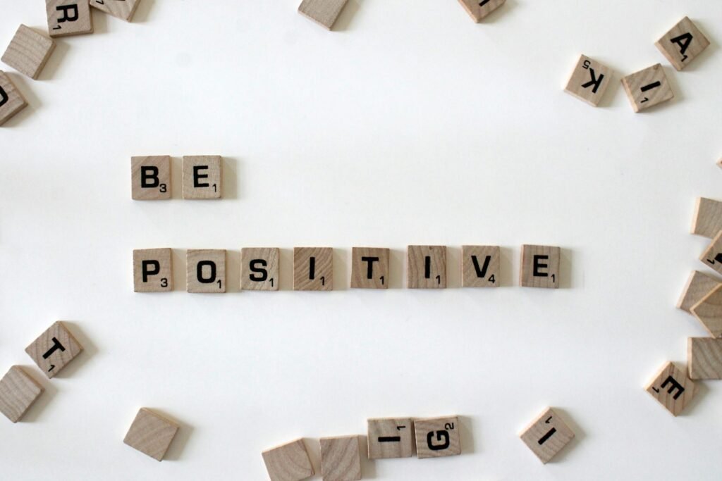 La psychologie positive s'intéresse surtout à la santé, à qualité de vie et au bien-être, à ce qui rend les humains résilients, heureux, optimistes