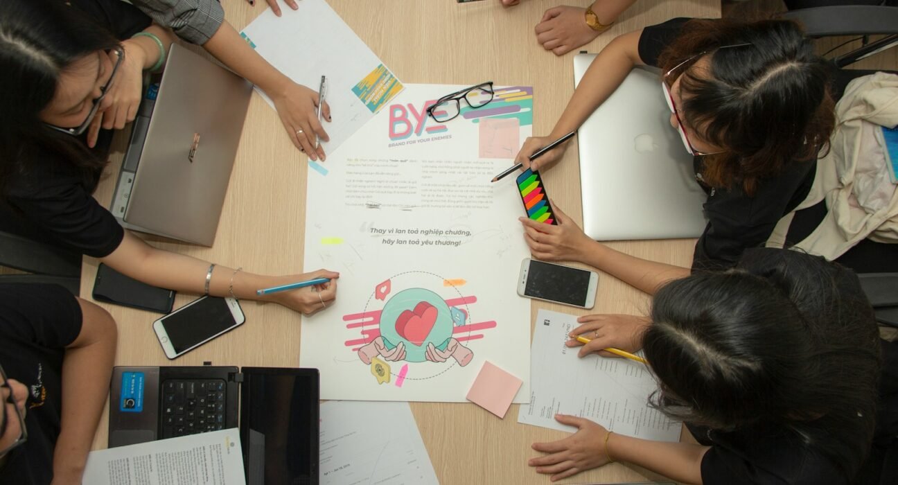 Une équipe entrepreneuriale dynamique, symbolisant la collaboration et le leadership partagé dans un environnement professionnel.