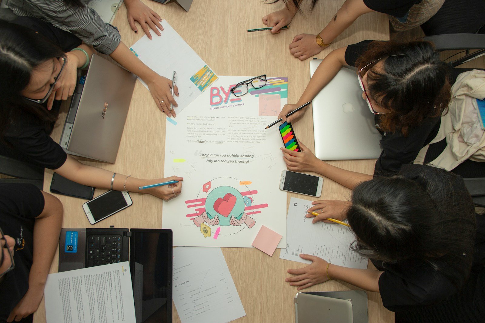 Une équipe entrepreneuriale dynamique, symbolisant la collaboration et le leadership partagé dans un environnement professionnel.