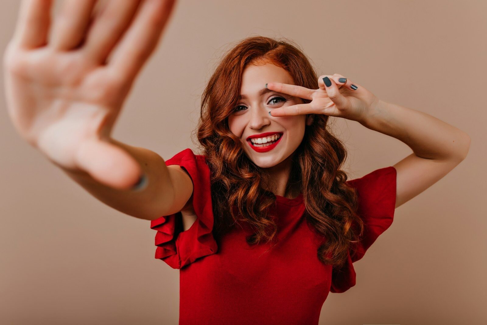 esprit positif a woman in a red shirt is holding her hands up